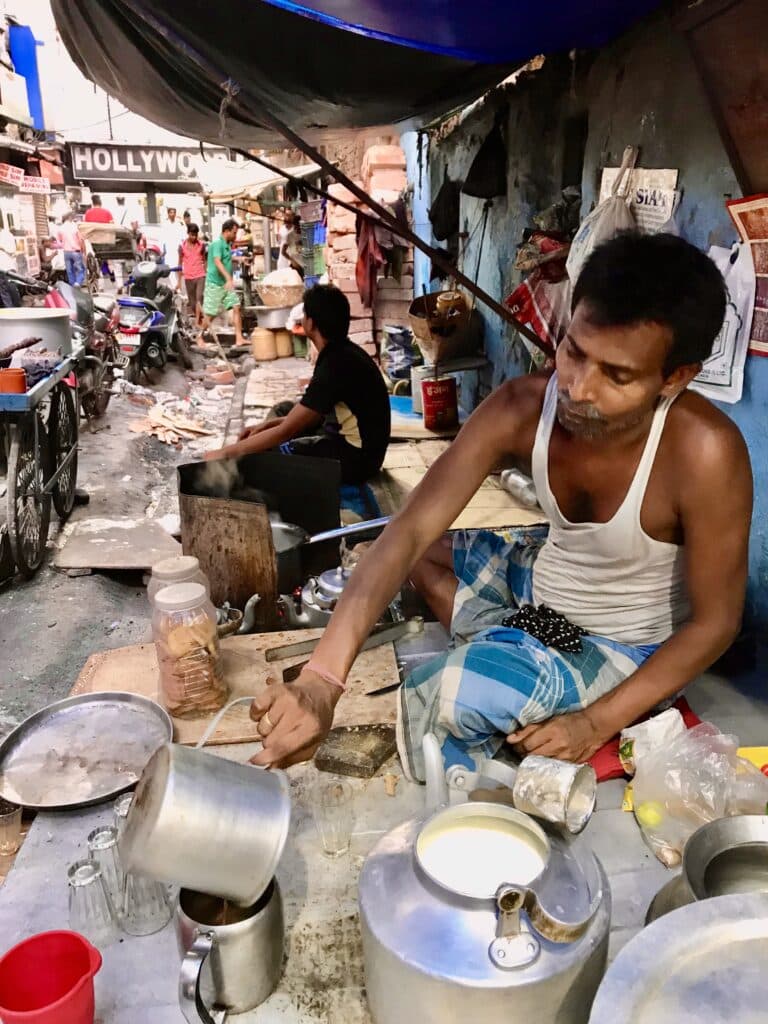 Zubereitung von Masala Chai auf den Straßen von Kolkata